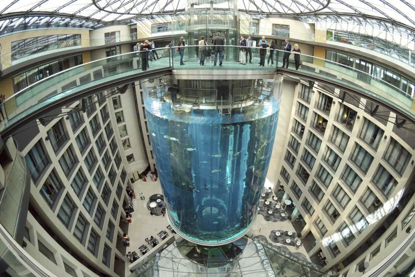 Vista general del acuario berlinés que domina la recepción del hotel Radisson Blu Hotel. (Suministrada)