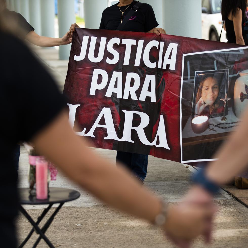 Familiares de la joven Lara Camila González hacen círculo de oración en las afueras del Tribunal de Bayamón.