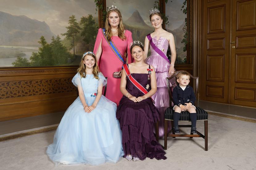 Ingrid Alexandra, al centro con vestido rosa, posa junto a las princesas Estelle, Catharina-Amalie, Elisabeth y el pequeño príncipe Charles.