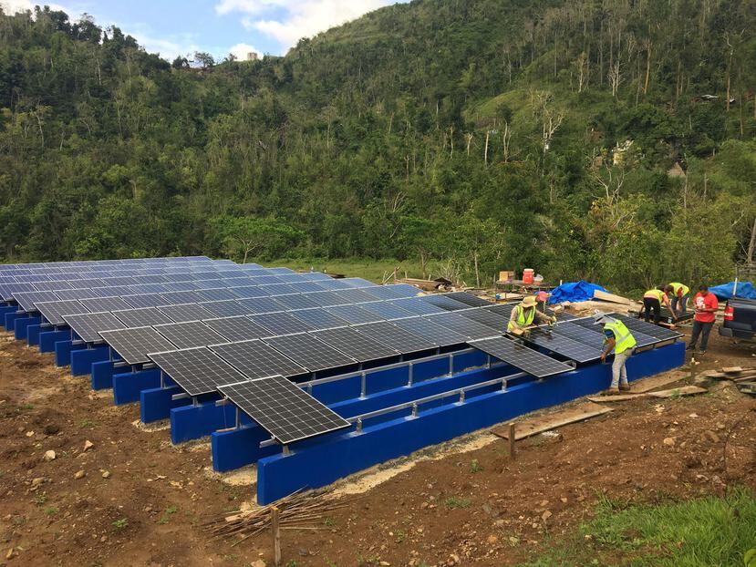 En el sector Brisas del Torito, en Cayey, se levanta una finca solar que energizará el sistema de bombeo de agua de  67 familias. (Suministrada)