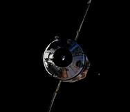 En esta foto tomada por el cosmonauta ruso Oleg Novitsky se ve el laboratorio espacial Nauka antes de acoplarse con la Estación Internacional.