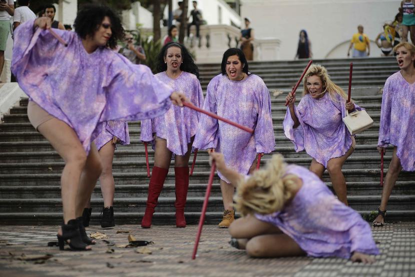 Un grupo de transgénero representa en la vía pública una agresión durante una marcha de la comunidad LGTBI para exigir respeto a la diversidad sexual, en Asunción, Paraguay. (AP)
