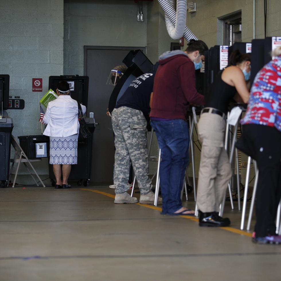 Residentes de Florida ejercen su voto en un proceso electoral de Miami Beach.