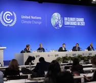 El secretario de Transporte de Estados Unidos, Pete Buttigieg, (cuarto a la derecha) habla en la Cumbre del Clima de la ONU COP26, en Glasgow, Escocia.