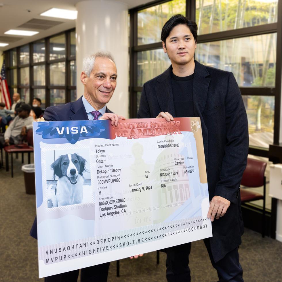 Rahm Emanuel, embajador de Estados Unidos en Tokio, publicó la foto junto a Ohtani y el visado de su perro, Decoy.