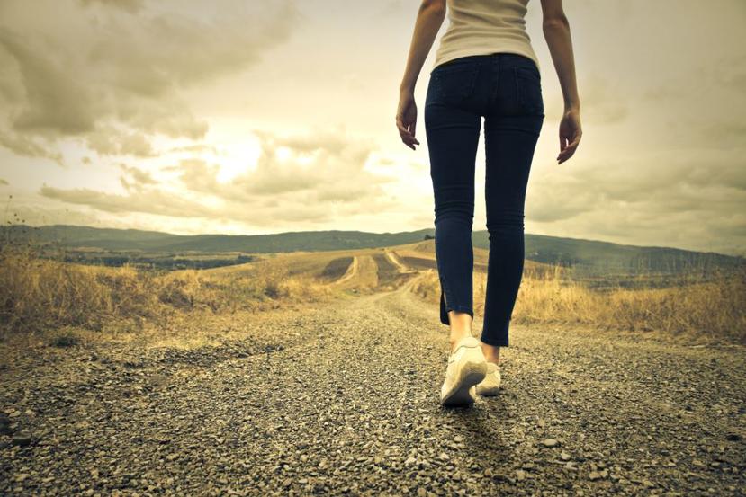 Caminar es una manera estupenda de fomentar la circulación sanguínea en las piernas. (Shutterstock.com)