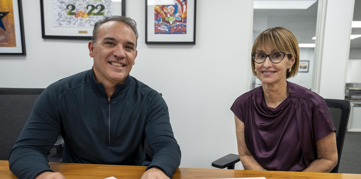 El principal oficial ejecutivo de GFR Media, Pedro Zorrilla García, junto a la presidenta de la PRHTA, Clarisa Jiménez Mayoral, estamparon su firma en el acuerdo que promete mejorar la experiencia de los visitantes.