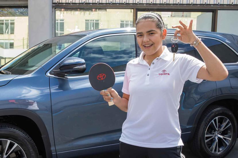 Adriana Díaz, jugadora de tenis de mesa, posa junto a su nuevo Toyota C-HR, como parte de un acuerdo publicitario que llegó con la empresa.