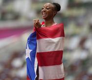 Jasmine Camacho-Quinn cubierta con la bandera de Puerto Rico.