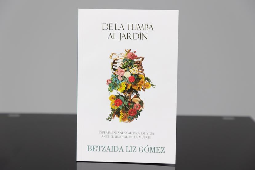 Portada del libro “De la tumba al jardín”, de la psicóloga Betzaida Liz Gómez, donde narra su experiencia tras un diagnóstico de cirrosis hepática no alcohólica.