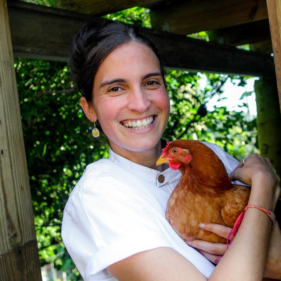 Además de ejercer como principal Oficial de Mercadeo y Experiencia del Consumidor para PRoduce, Crystal Díaz es fundadora de la hospedería tipo "bed & breakfast" El Pretexto en Cayey, y actualmente cursa una maestría Food Studies en NYU.