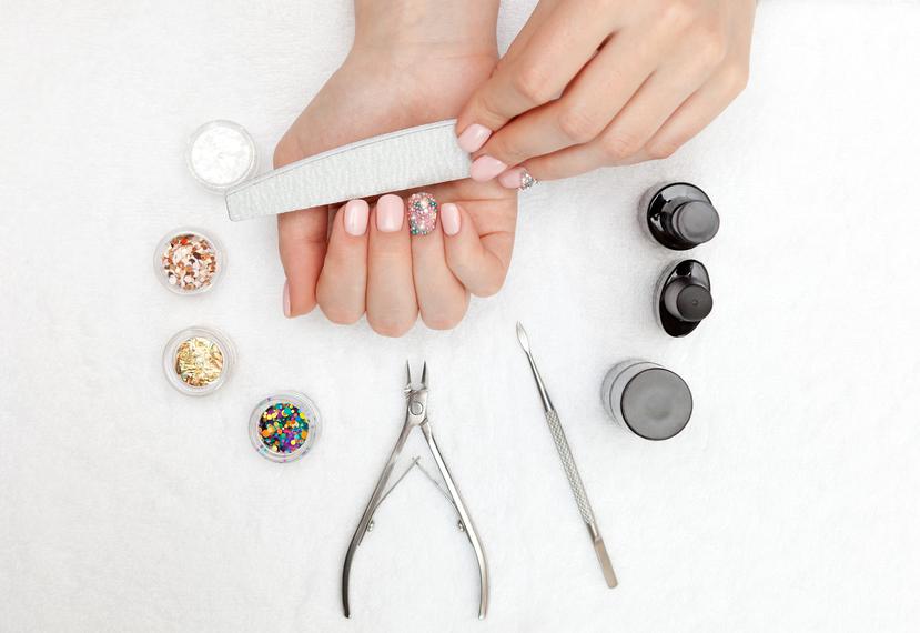 Procura tener  la mano todo lo que necesites antes de comenzar a hacerte la manicura. (Foto: Archivo)