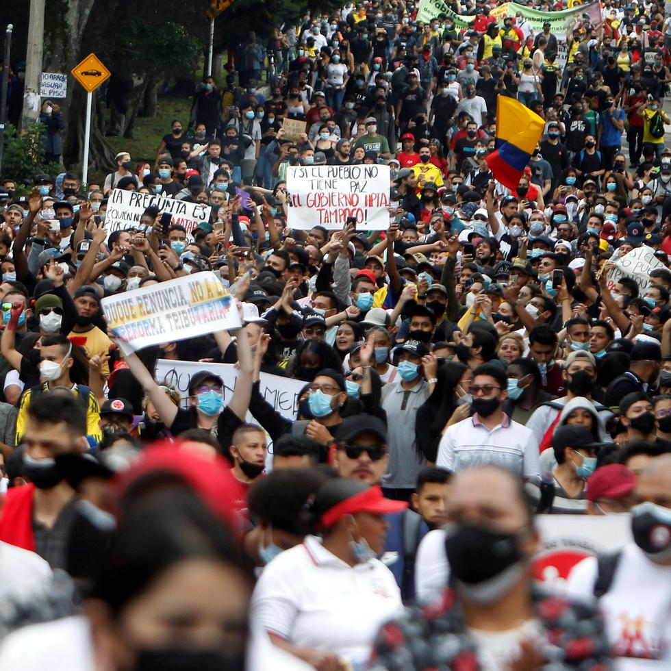 Miles de manifestantes participan en una nueva jornada de protesta contra la reforma tributaria mientras se conmemora el Día Internacional de los Trabajadores en Medellín, Colombia.