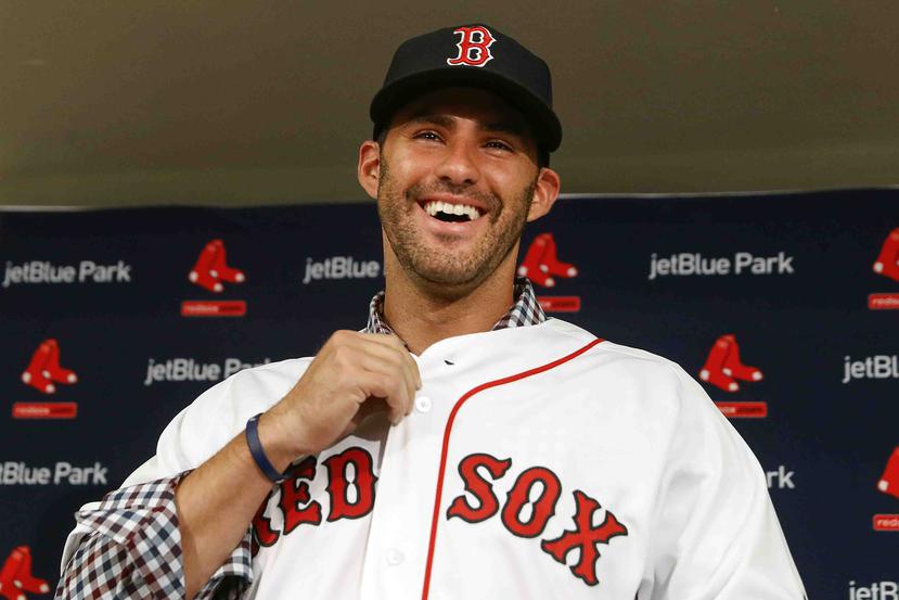 J.D. Martinez sonríe mientras viste su nuevo uniforme de las Medias Rojas de Boston. (AP)