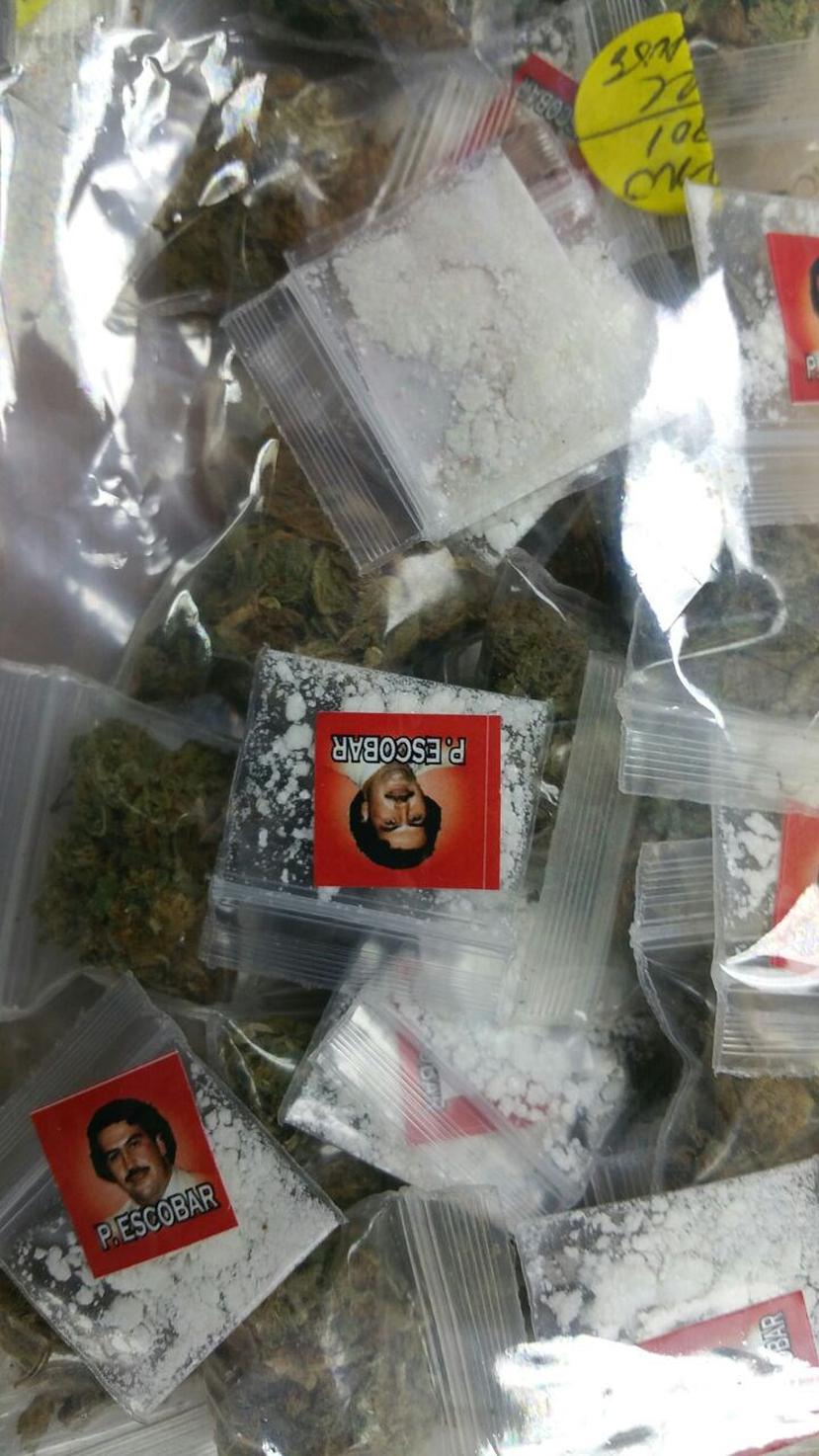 Se ocuparon 199 bolsitas de cocaína, 145 de marihuana, 7 decks de heroína y 8 cápsulas de crack, las cuales estaban marcadas con sellos con la imagen del fenecido capo colombiano Pablo Escobar. (Suministrada)