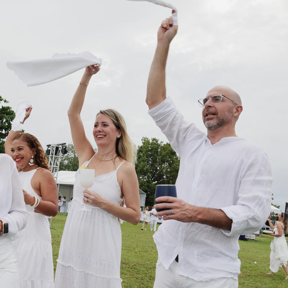 El evento comenzó con la tradicional señal de las servilletas blancas.
