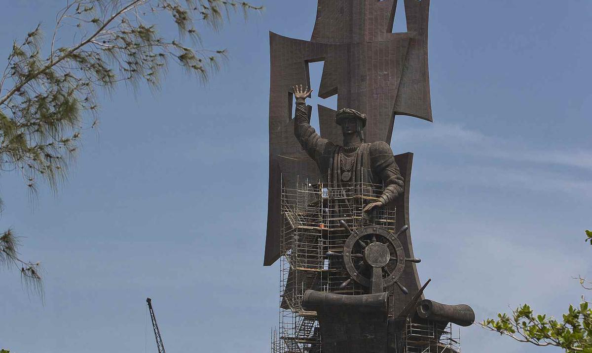 Terminan de armar la estatua de Colón en Arecibo