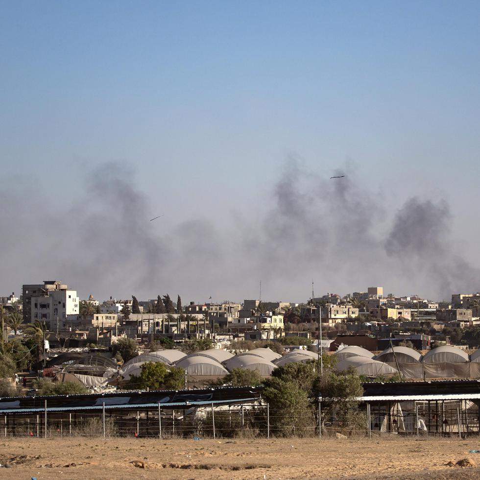 El humo se eleva tras un ataque aéreo israelí en Rafah, sur de la Franja de Gaza.
