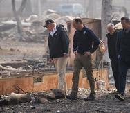 El presidente Donald Trump inspecciona los daños causados por el fuego forestal en California junto al director de FEMA, Brock Long (centro). (Paul Kitagaki Jr. / Sacramento Bee)