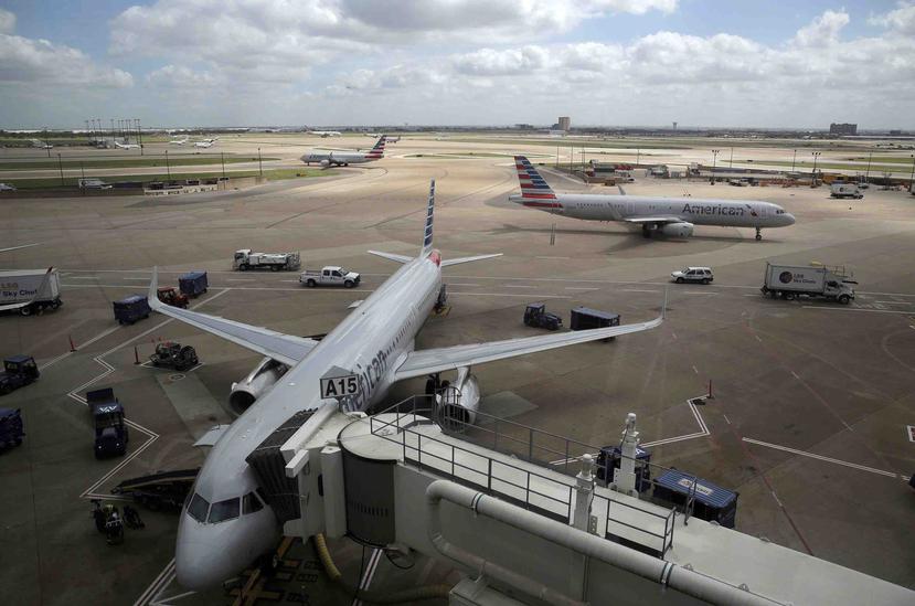 Se muestran aviones de American Airlines en el Aeropuerto Internacional de Dallas-Fort Worth en Grapevine, Texas. (AP)