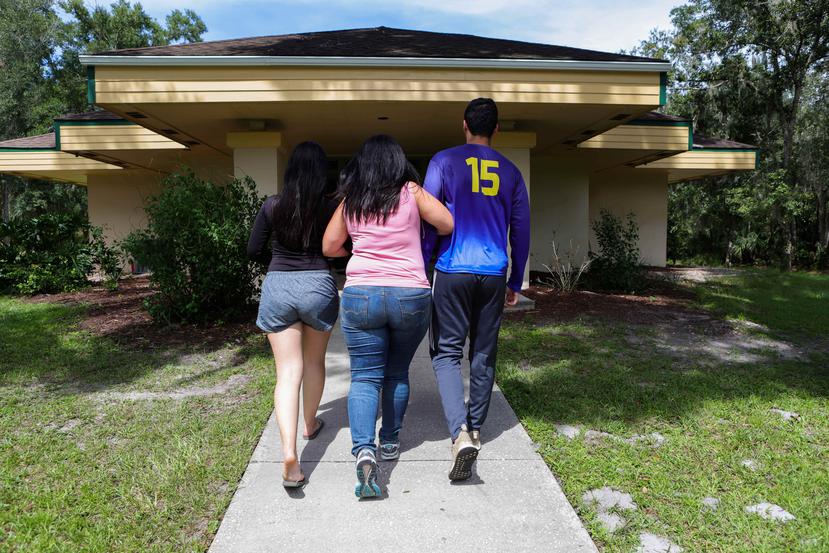 Linda Pietri (centro) buscó refugio en el centro de Florida para ella y sus hijos durante el paso del huracán Dorian.