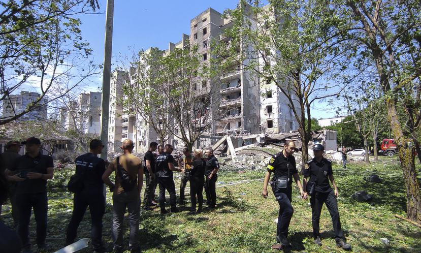 La oficina del presidente ucraniano Volodymyr Zelensky dijo que aviones de guerra dispararon tres misiles que impactaron un edificio de apartamentos y un campamento.