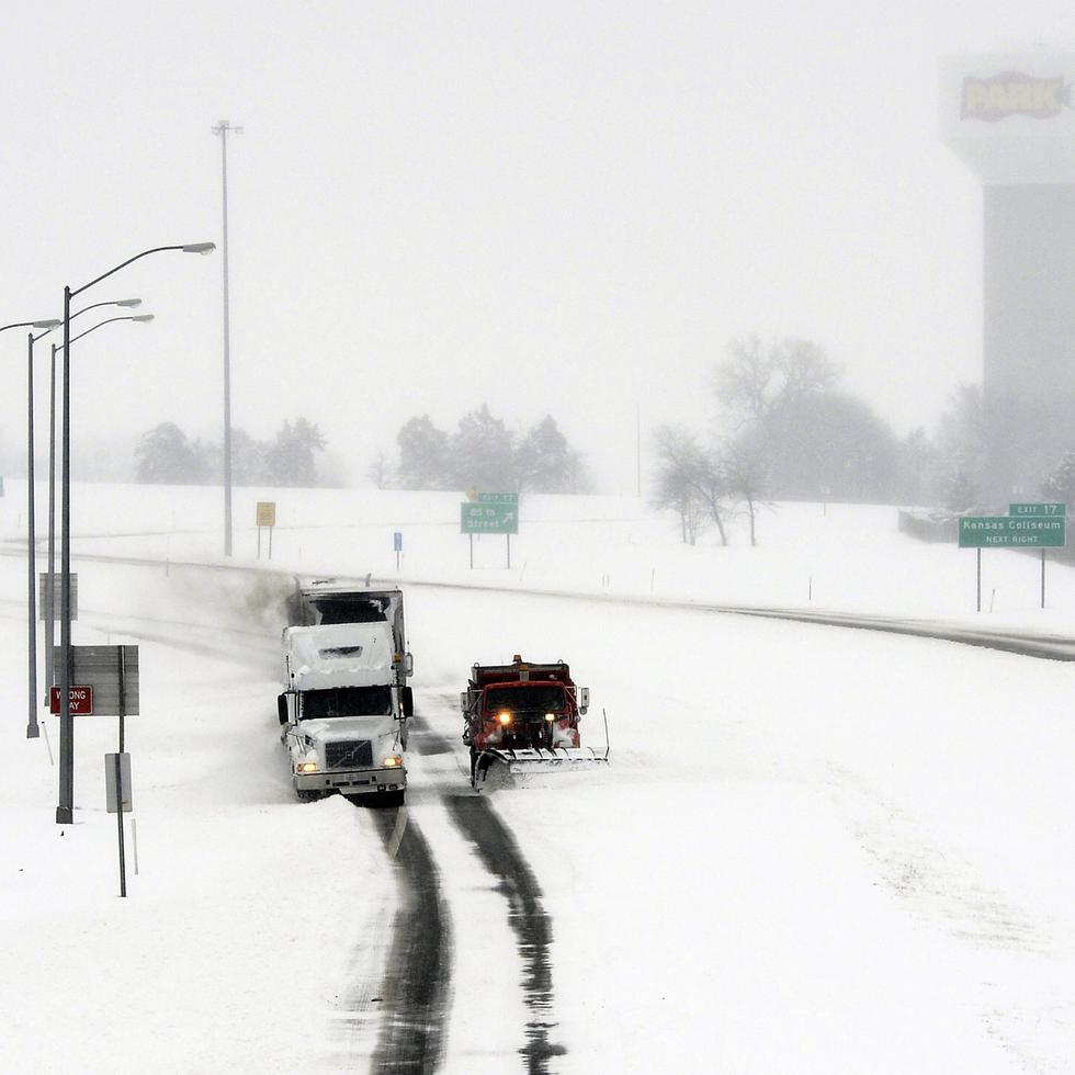 El Servicio Meteorológico Nacional predijo grandes acumulaciones de nieve durante todo el Día de Navidad en Kansas, Nebraska y Dakota del Sur, e importantes formaciones de hielo en Minnesota.