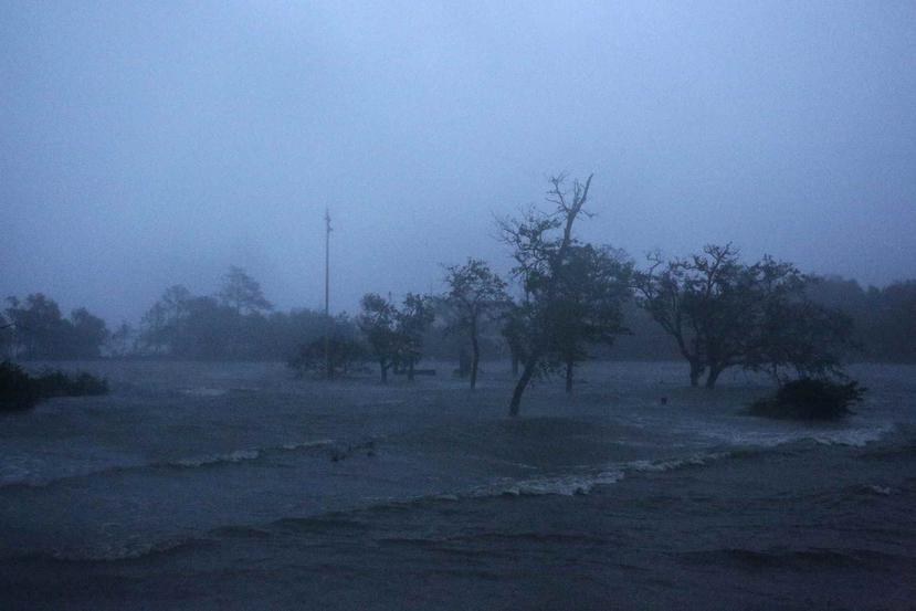 Fuertes vientos y lluvias se observan en una zona inundada de Swansboro, Carolina del Norte. (AP)
