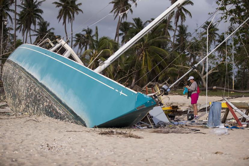 Una embarcación quedó volcada en el Balneario de Boquerón, en Cabo Rojo, tras el paso del huracán María. (GFR Media)