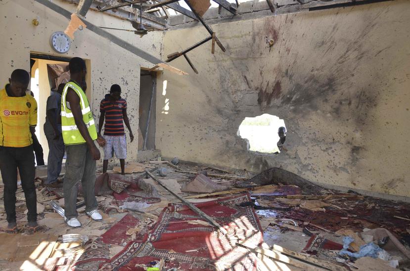 Varias personas inspeccionan una mezquita dañada tras una explosión en Maiduguri, Nigeria. (AP/Jossy Ola)