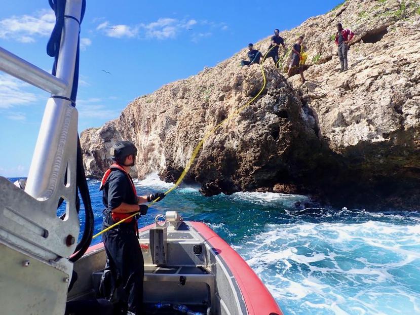 La tripulación del barco Joseph Tezanos de la Guardia Costanera durante el rescate 12 haitianos que fueron abandonados por contrabandistas en un acantilado rocoso del cayo Monito, en Puerto Rico. (Archivo)