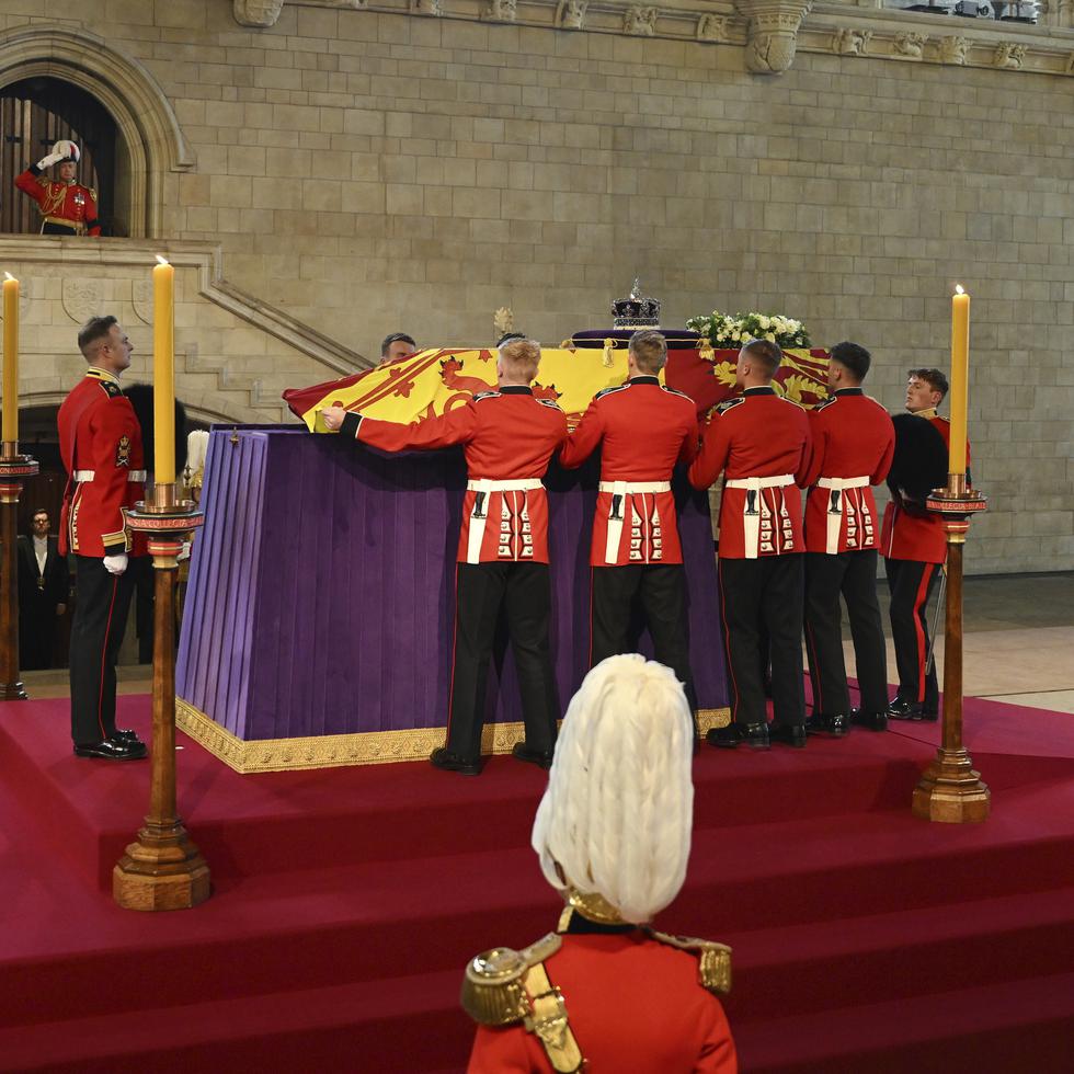 Los restos de la reina se llevaron al Westminster Hall, donde se instaló una capilla ardiente por la que se esperan que pasen al menos 400,000 personas durante cuatro días. El arzobispo de Canterbury, Justin Welby, que ofició un breve servicio religioso. 