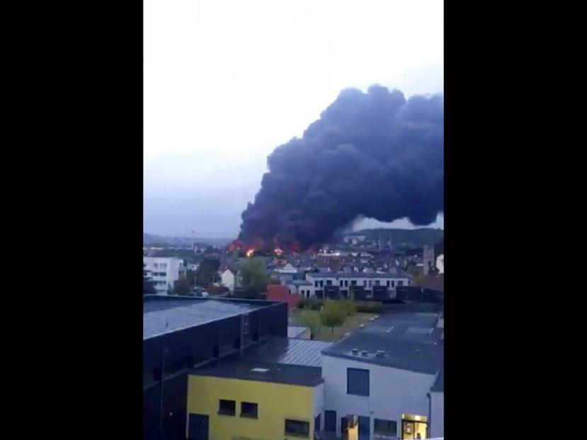 Una columna de humo negro se alza desde un incendio en una planta química en Rouen, Francia. (AP)