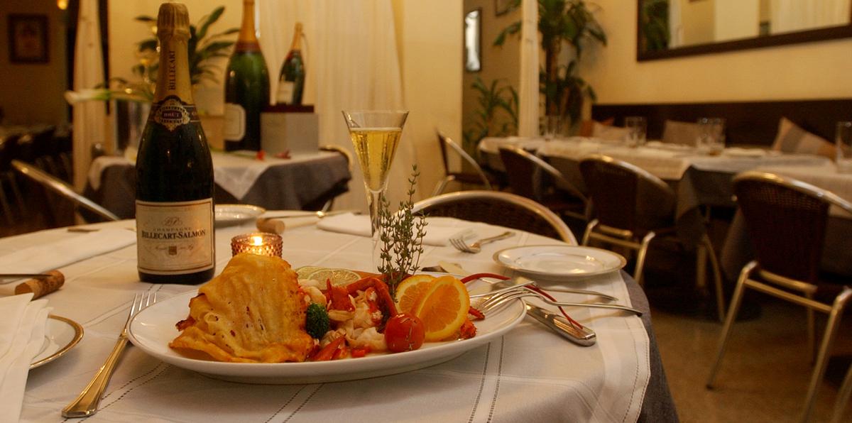 El nombre del reconocido restaurante francés son los números del edificio que ocupa en la calle Fortaleza en la Ciudad Amurallada. En la foto uno de los platos, langosta al 'Papillotes' en jugo de trufas.