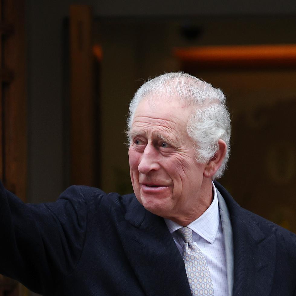El rey Charles III, quien regresó este martes a Londres junto a su esposa, la reina Camilla. Se espera que inicie otra ronda de tratamiento contra el cáncer qiue padece.