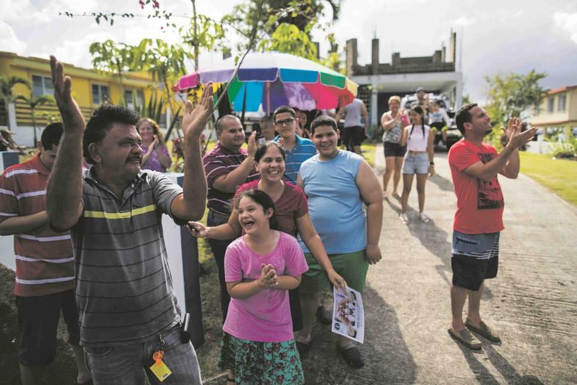 Vecinos del barrio Saltos, sector Villa Morales, en San Sebastián celebran luego que Pepino Power Authority restableció el servicio de energía eléctrica en su comunidad.