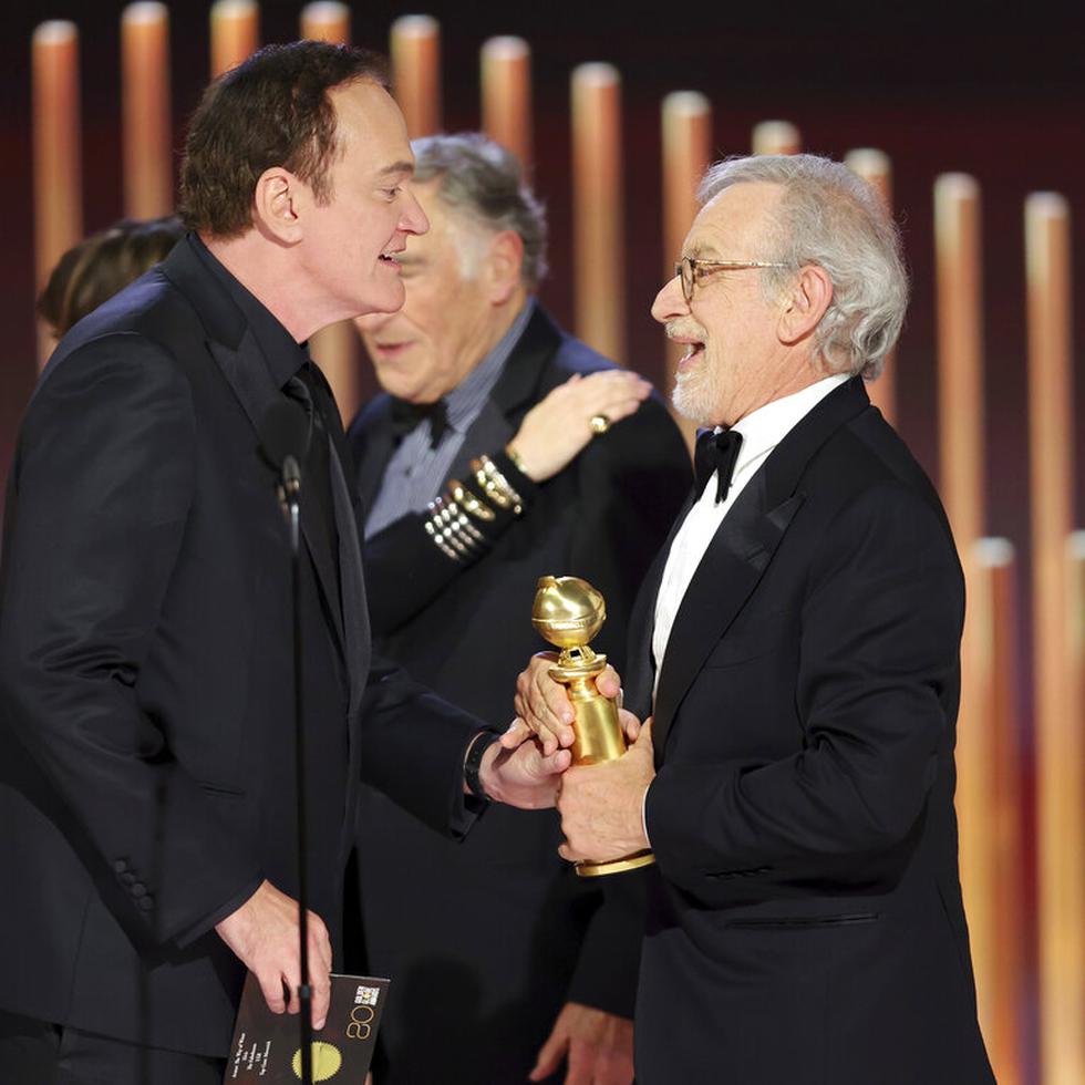 Esta imagen publicada por la NBC muestra a Quentin Tarantino, a la izquierda, entregando a Steven Spielberg el premio a la Mejor Película - Drama por "The Fabelmans" durante la 80ª edición de los Globos de Oro en el Hotel Beverly Hilton el martes 10 de enero de 2023, en Beverly Hills, California.