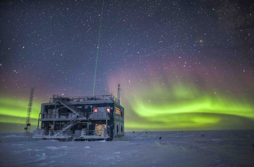 Auroras australes cerca del Observatorio de Investigación Atmosférica del Polo Sur en la Antártida. (Vía AP)