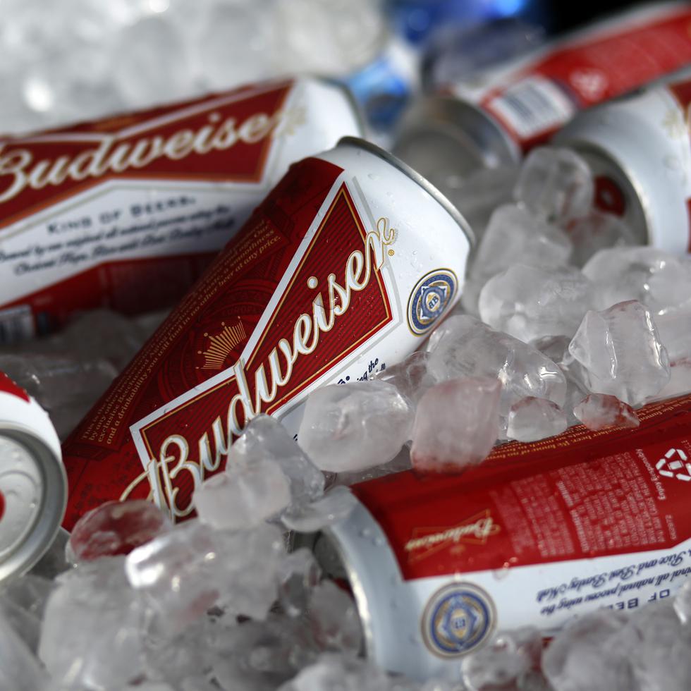 Latas de cerveza Budweiser, el patrocionador oficial y único tipo de alcohol que se había habilitado para los compradores de boletos durante el mundial en Qatar.