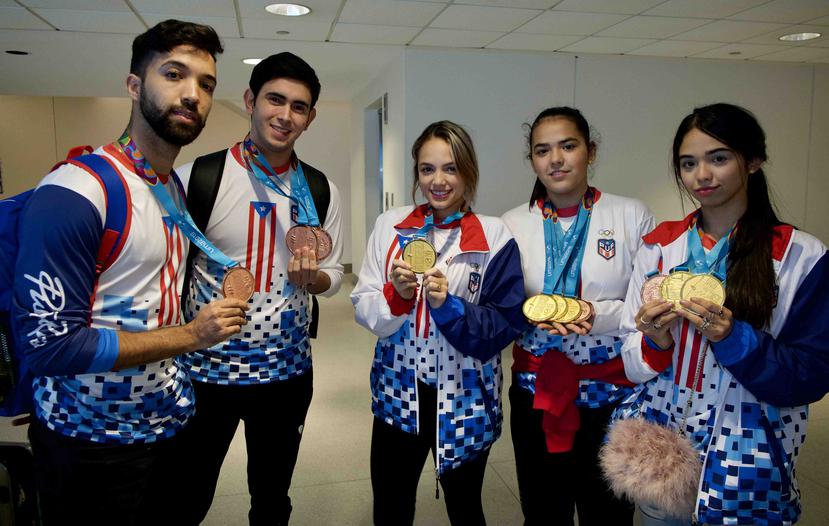 Daniel González, Brian Afanador, Daniely Ríos, Adriana y Melanie Díaz (de izq. a der.) muestran las medallas que obtuvieron en los Juegos Panamericanos Lima 2019.