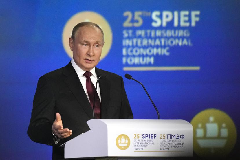 El presidente ruso Vladimir Putin habla en el Foro Económico Internacional de San Petersburgo, Rusia.