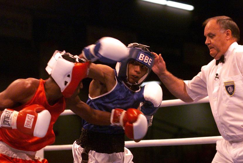 Iván Calderón (azul) durante un combate de los Juegos Panamericanos de 1999.  (Archivo/Xavier Araujo)