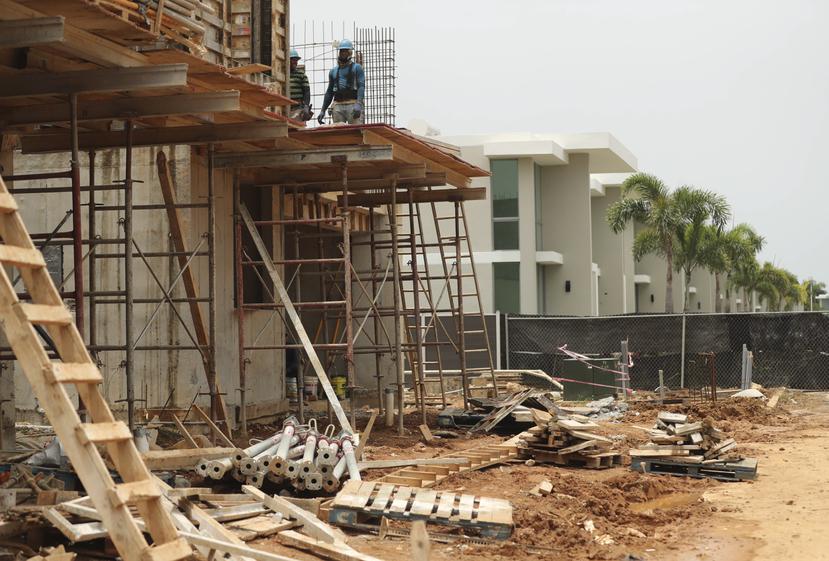 Para el economista Joaquín Villamil, existe una escasez de oferta de casas nuevas entre precios medianos y altos. Mientras, la reventa de residencias existentes sigue en aumento.