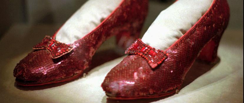 La mayor parte del color rojo proviene de las lentejuelas, pero los lazos de los zapatos contienen cuentas rojas de vidrio. (Foto: AP)