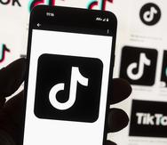 El logotipo de TikTok es mostrado en la pantalla de un celular en Boston