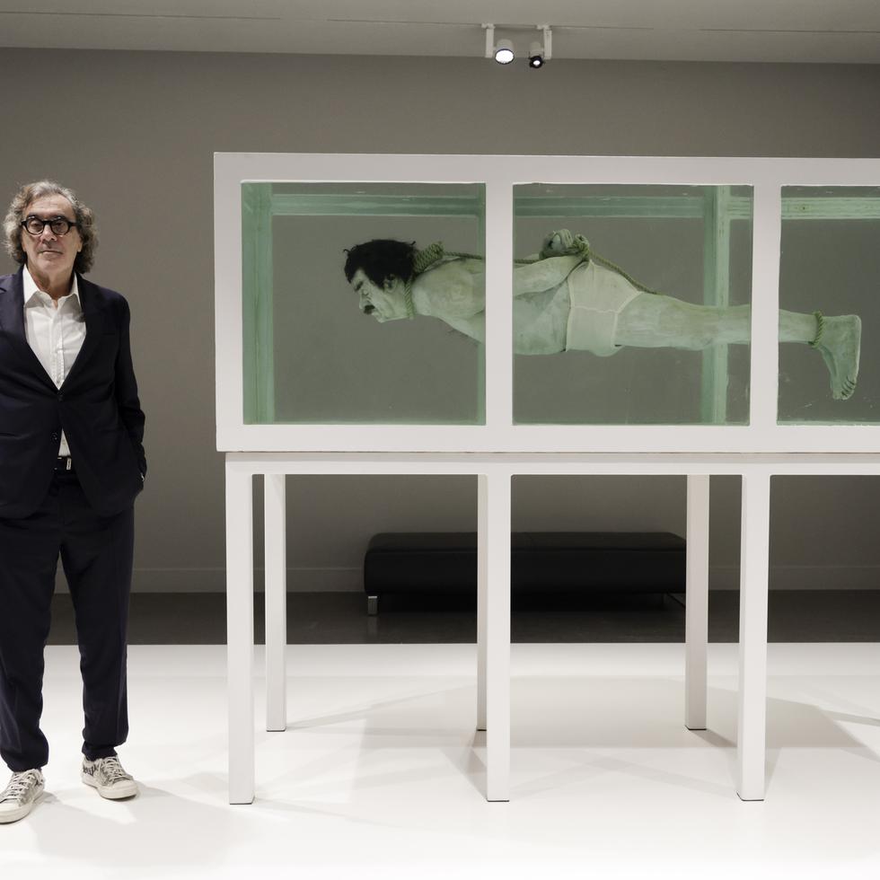 El promotor Tatxo Benet posa junto a "Shark", de Davic Cerny, una de las obras presentadas en el museo.