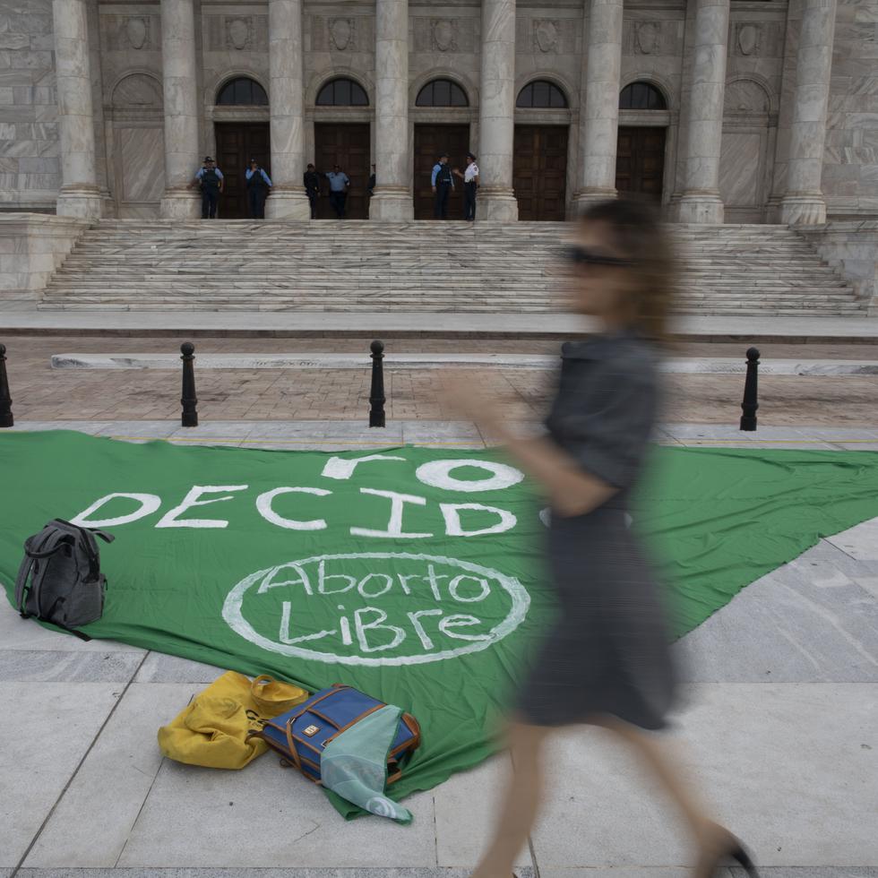 Foto de archivo de manifestación en el Capitolio contra proyecto que restringe el aborto.