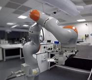 "robot científico" capaz de realizar experimentos de laboratorio.
