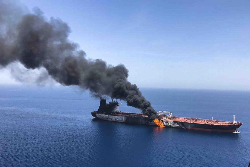 Un petrolero en llamas en el golfo de Omán. (AP)