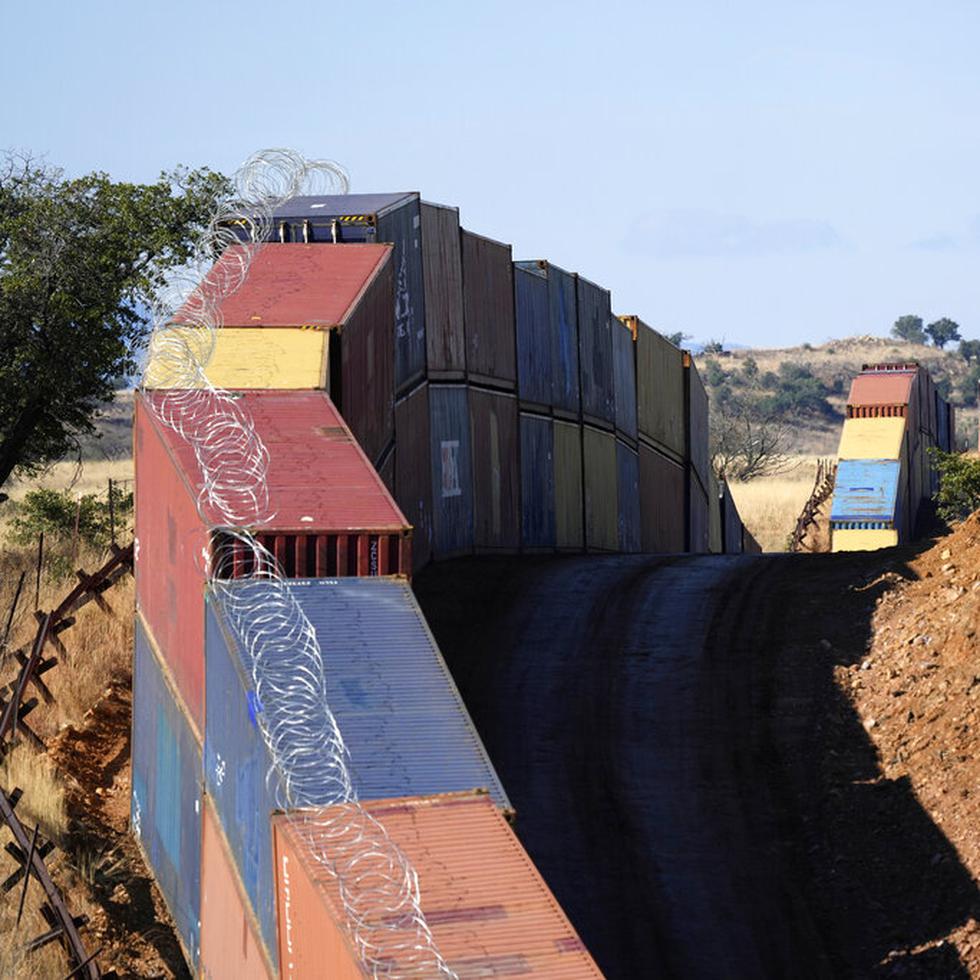 Una hilera de contenedores de carga apilados en la frontera entre Estados Unidos y México, el jueves 8 de diciembre de 2022 en la lejana sección de San Rafael Valley, Arizona. (AP Foto/Ross D. Franklin)